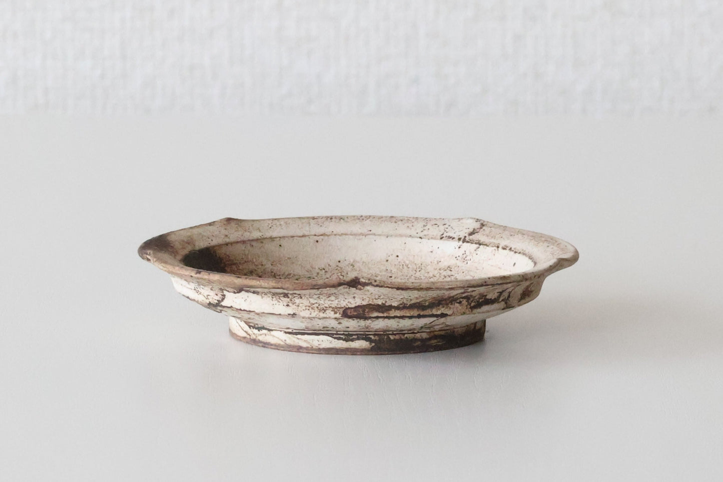 錆白泥輪花皿（淡海陶芸研究所 / 山元一真）